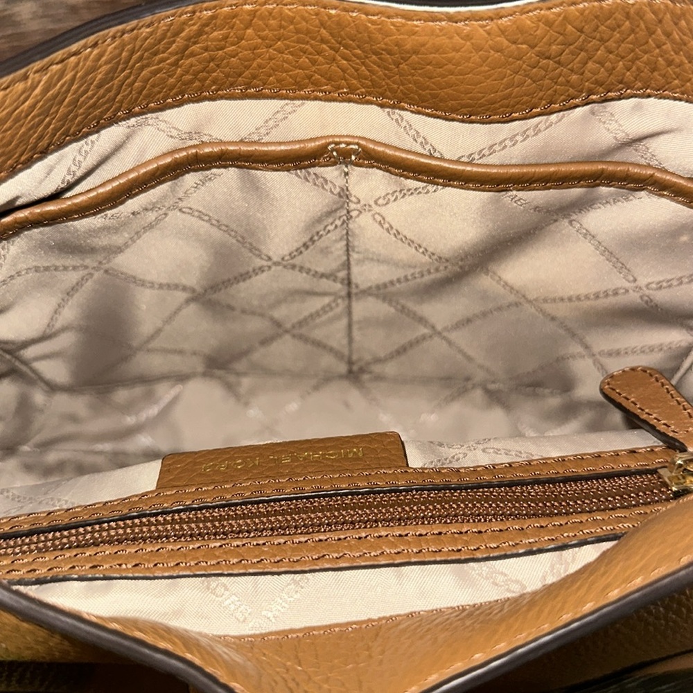 Michael Kors LILLIAN SHOULDER BAG! In Excellent Condition! - Picture 10 of 11